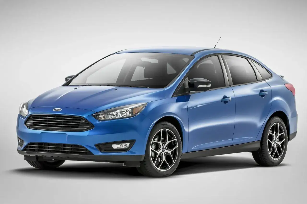 Niebieski Ford Focus MK3 1.6 benzyna, sedan, z felgami aluminiowymi i czarnymi listwami progowymi.
