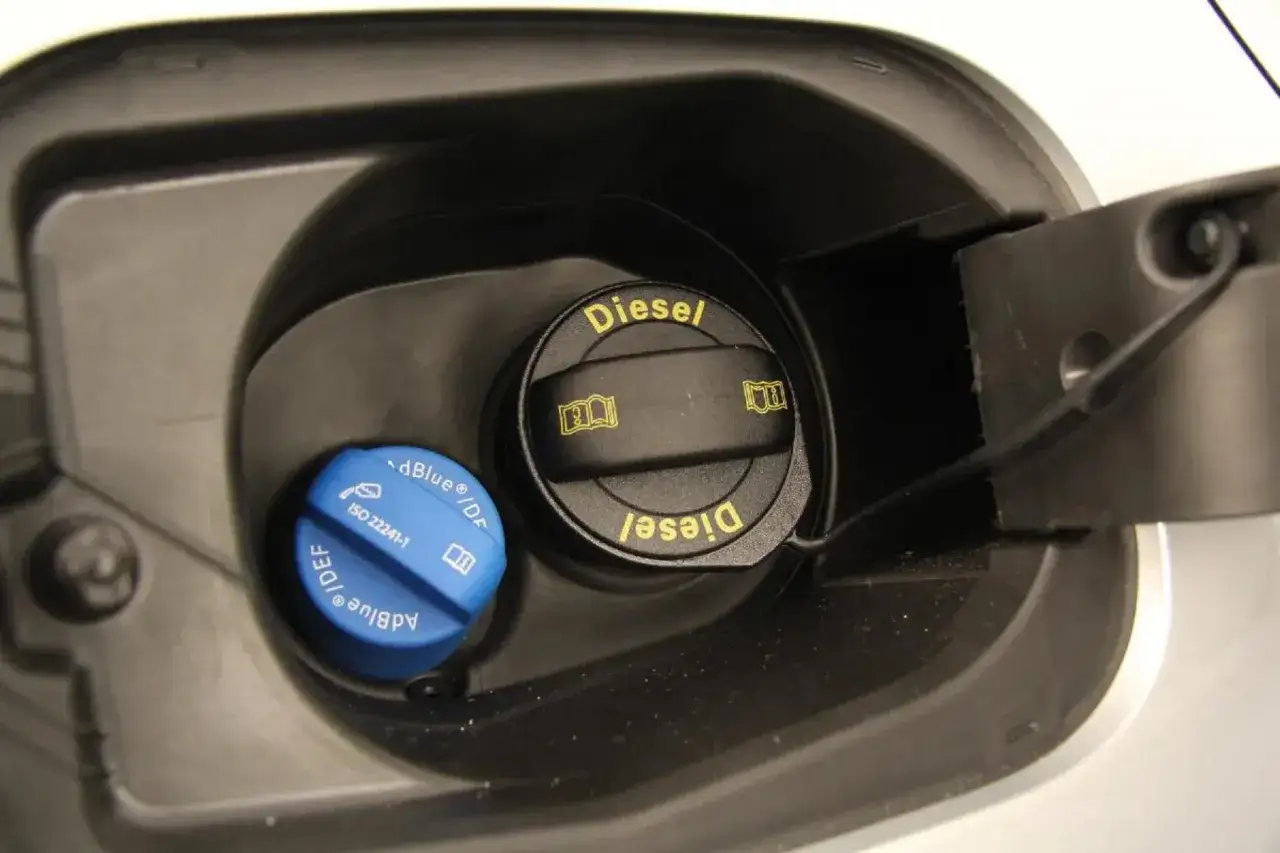 Tapa azul de AdBlue y tapa negra de di&eacute;sel. Averigua cuanto AdBlue consume un coche para reducir emisiones.