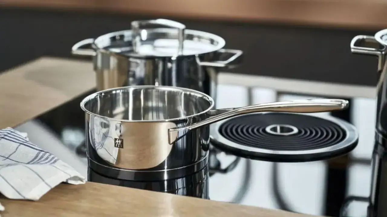Casseroles en acier inoxydable sur une plaque de cuisson. Elles sont idéales pour savoir quelles sont les meilleures casseroles pour la santé.