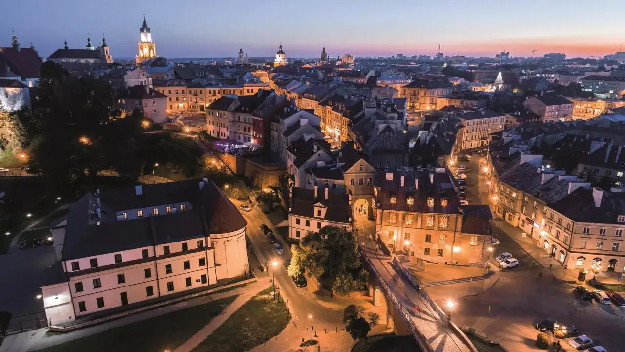 Wieczorny Lublin zachwyca iluminacjami. Zamek i Stare Miasto to główne lublin atrakcje, które nocą nabierają magicznego blasku.