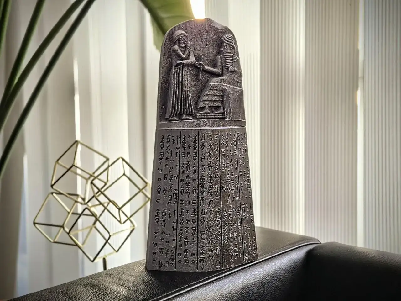 Kamienna stela z płaskorzeźbą przedstawiającą Hammurabiego i boga Szamasza, pokryta klinowym pismem. Kodeks Hammurabiego, świadectwo starożytnego prawa.