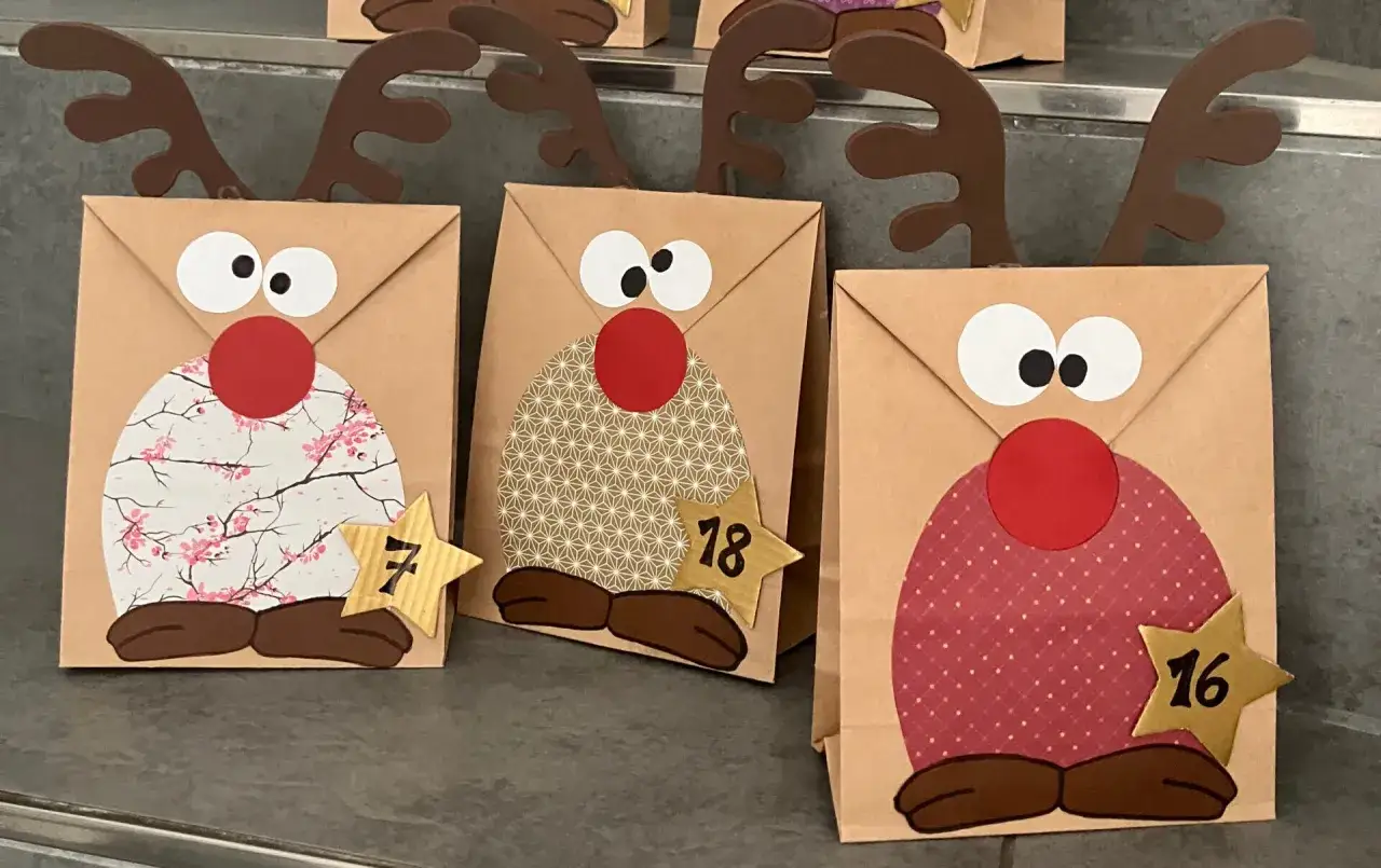 Kreative Adventskalender Grundschule Ideen: Rentier-Tüten mit Zahlen.