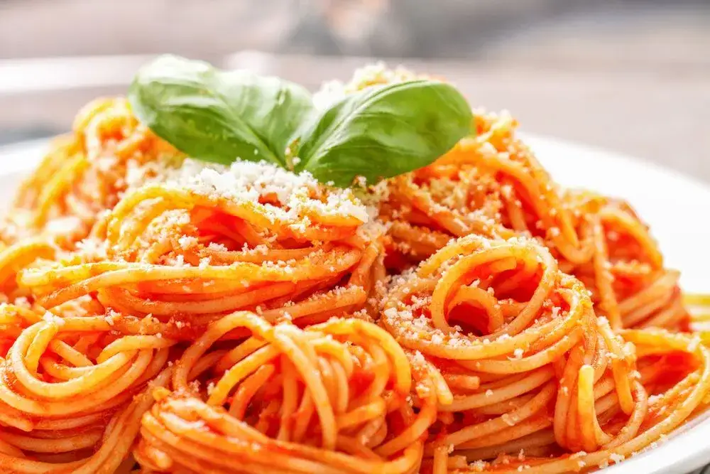 apetyczne spaghetti bez mięsa w stylu włoskim