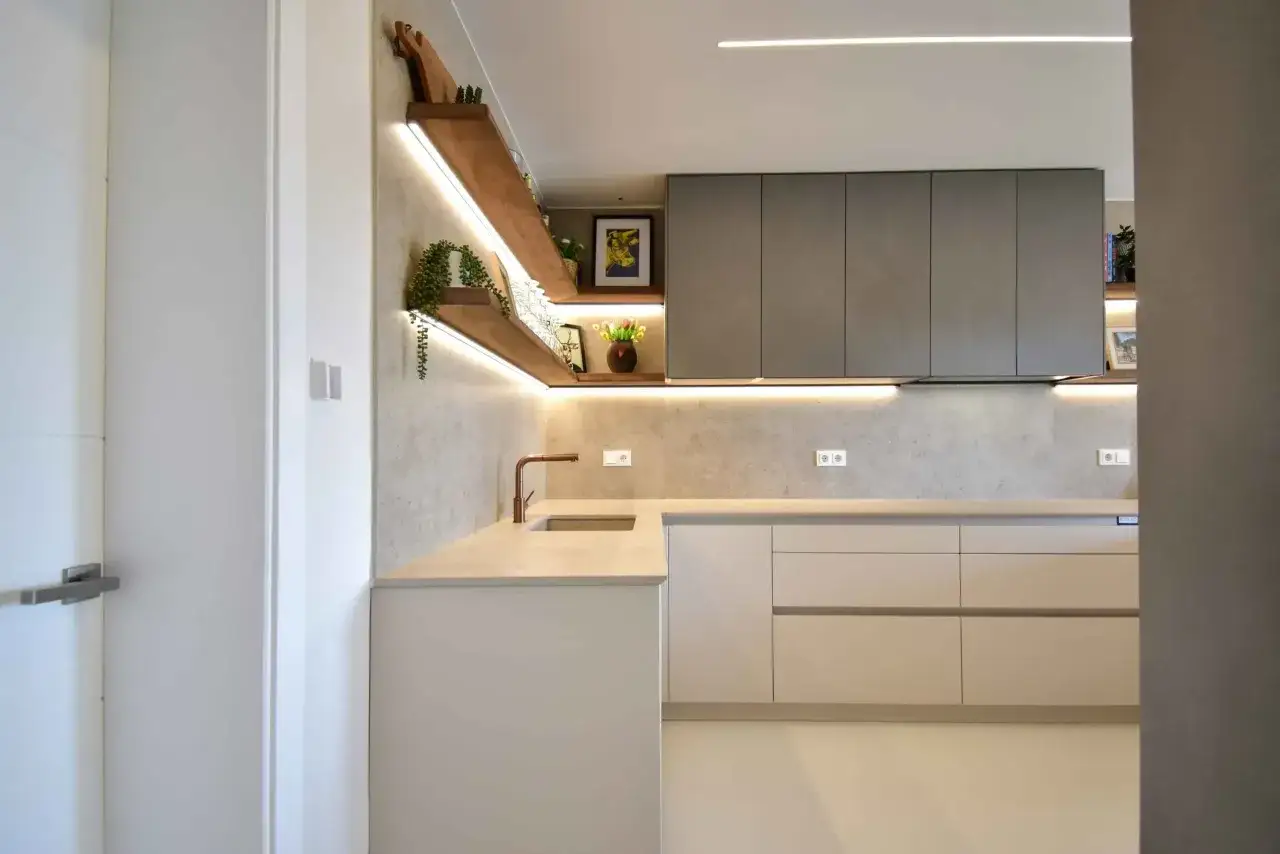 Cocina moderna con estantes de madera flotantes, iluminaci&oacute;n LED, grifer&iacute;a de cobre y gabinetes minimalistas. &iexcl;Excelentes ideas de cocinas para inspirarte!