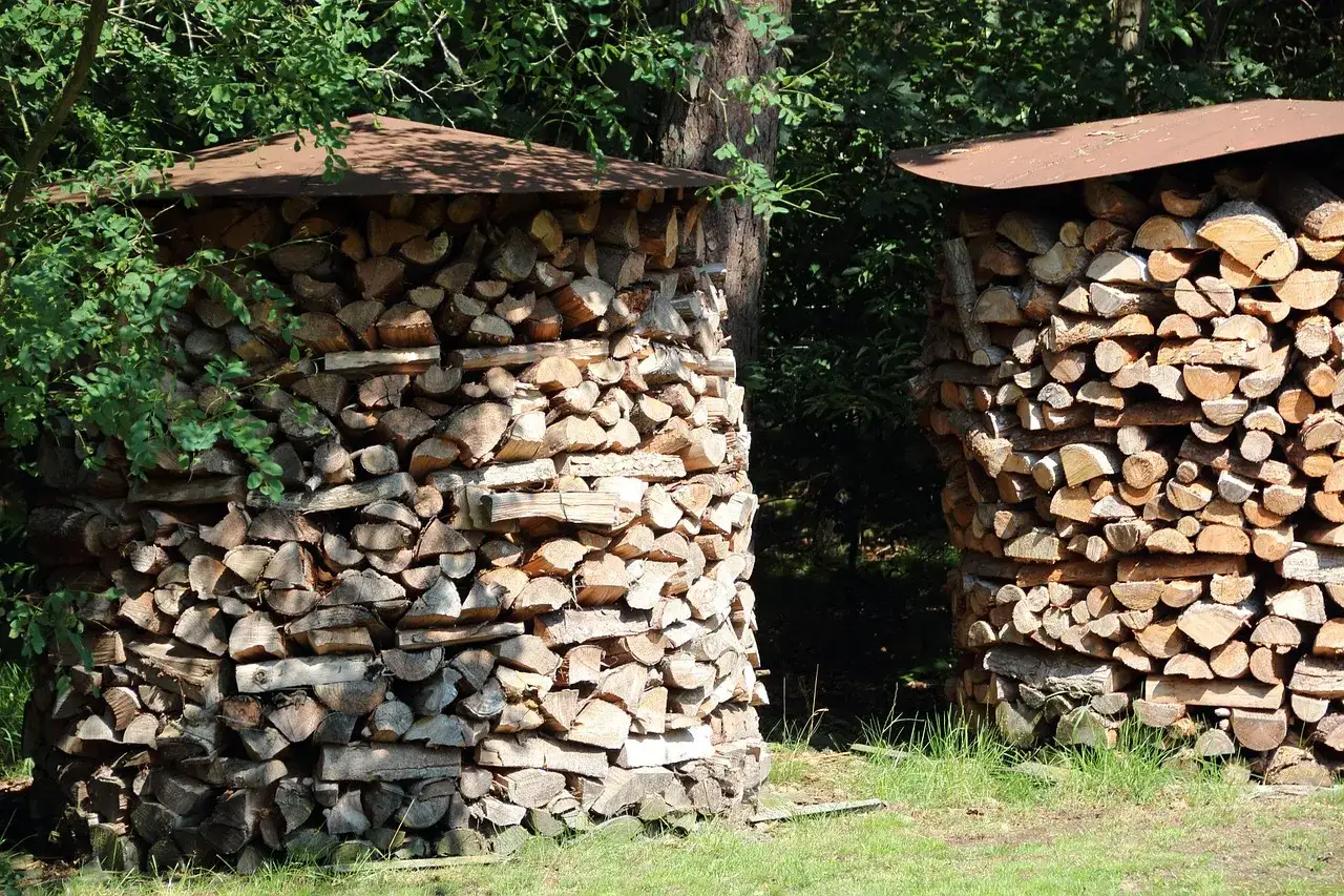 Zwei runde Holzmieten, sorgf&auml;ltig aufgeschichtet, warten darauf, dass man sie zum Holz **bauen** beginnt.