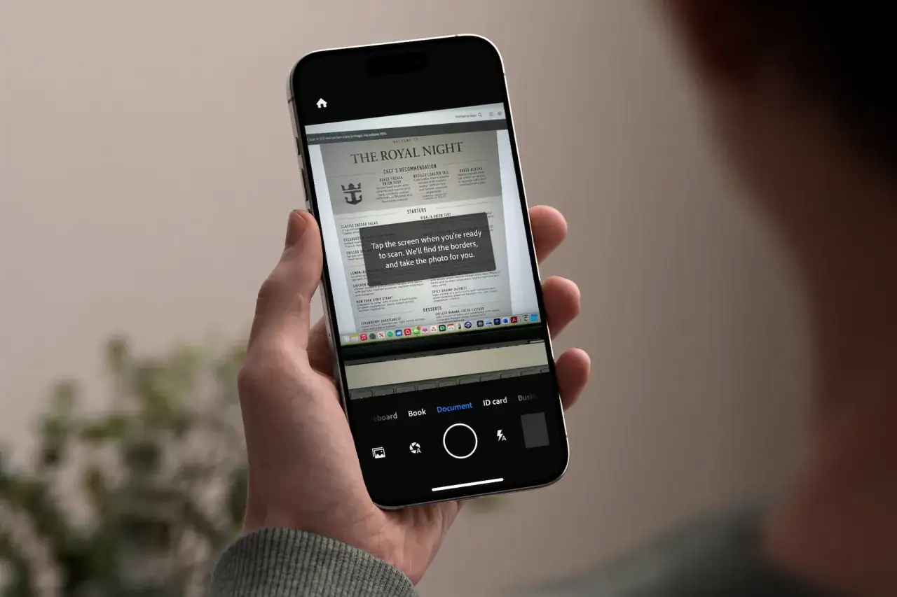 Un smartphone utilise une fonction de scanner Google Drive pour numériser un menu.