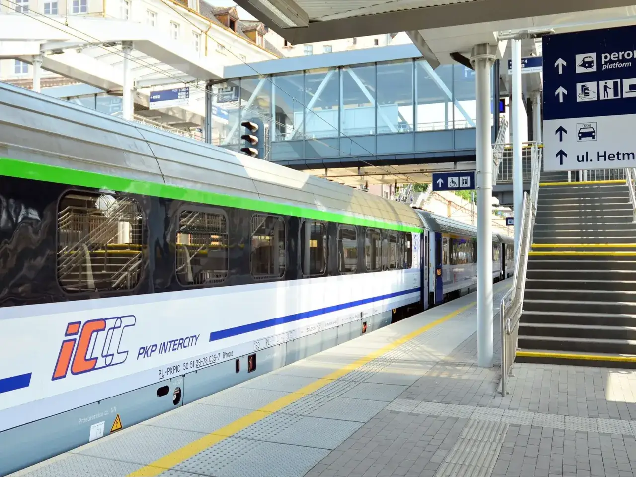 Legitymacja nauczyciela zniżki Intercity czeka na podróż. Pociąg PKP Intercity na peronie.