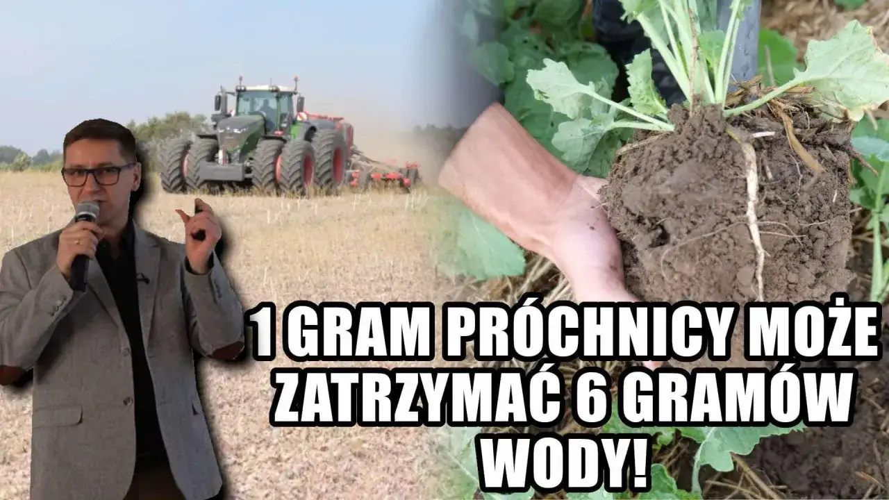 Mężczyzna z mikrofonem i traktor w tle. Obok dłoń trzymająca bryłę żyznej ziemi, bogatej w humus. 1 gram próchnicy zatrzymuje 6 gramów wody.