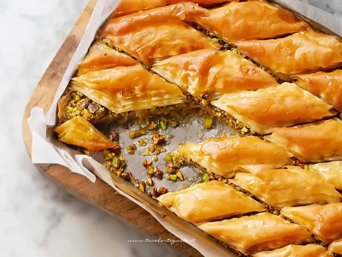 Delizioso baklava ricetta con strati croccanti di pasta fillo, ripieno di pistacchi e sciroppo dorato.