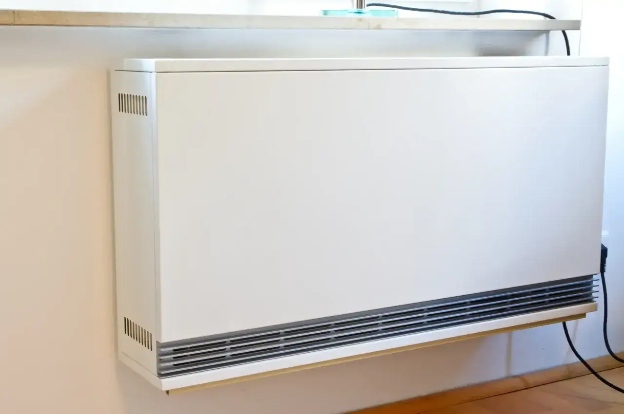 Moderner weißer Nachtspeicherofen an einer Wand. Der Austausch von Nachtspeicherheizungen ist oft eine gute Idee für Energieeffizienz.