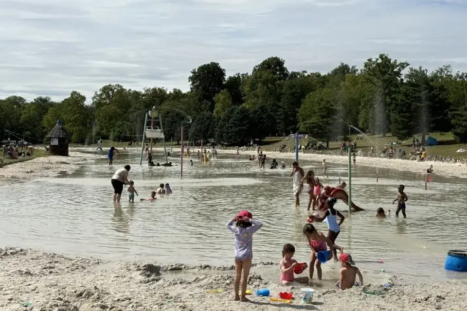Famille avec jeunes enfants jouant au parc d'attractions H&eacute;rouval