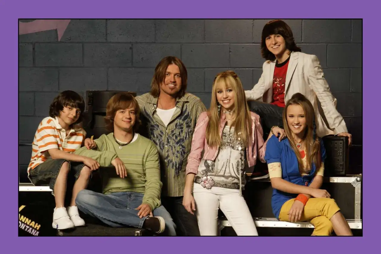Uśmiechnięta obsada Hannah Montana: Miley Cyrus, Billy Ray Cyrus, Emily Osment, Jason Earles, Mitchel Musso i Moises Arias.