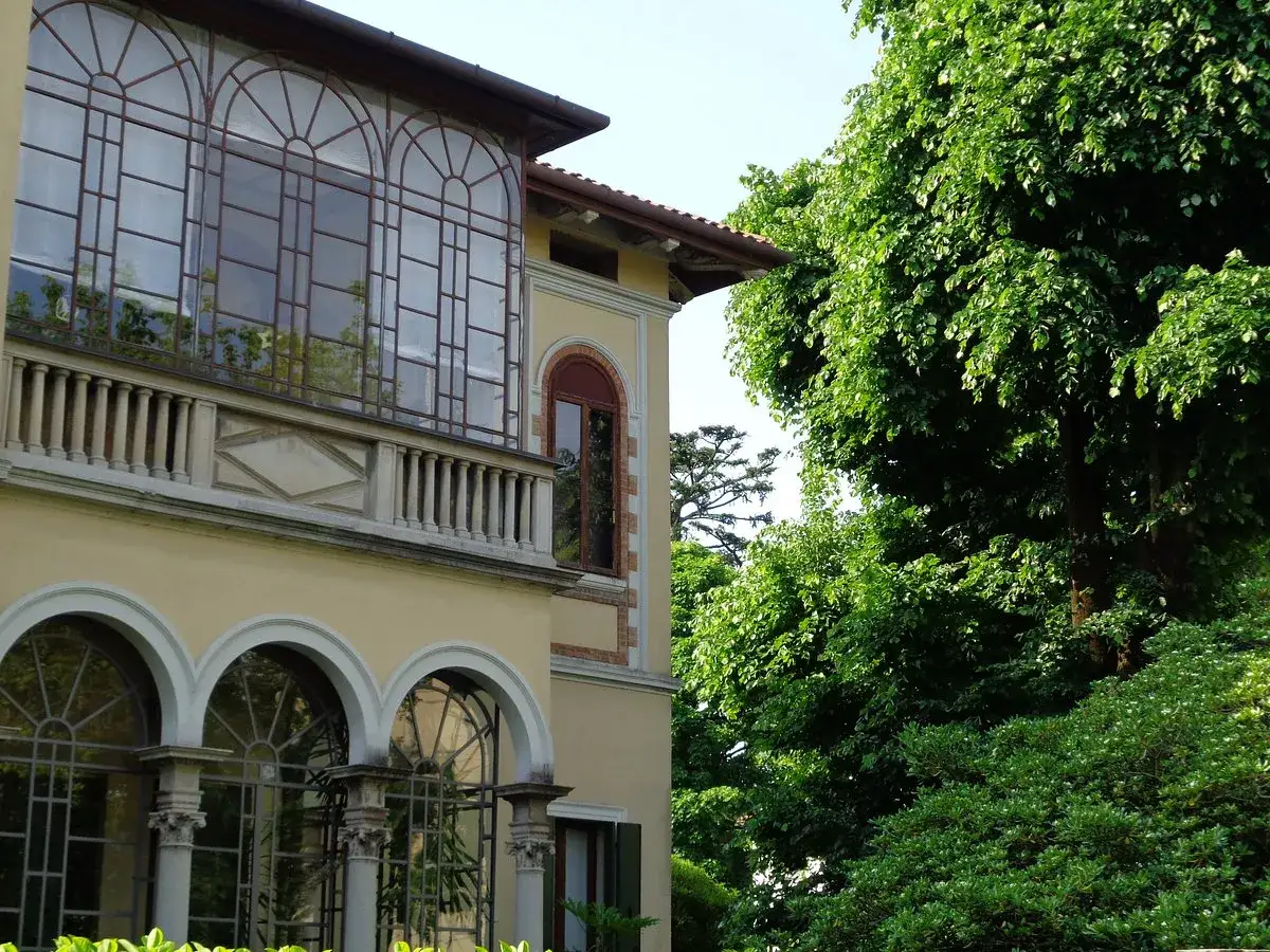 Villa con ampie vetrate e un rigoglioso giardino, un angolo di pace nella citt&agrave; giardino Pavia.