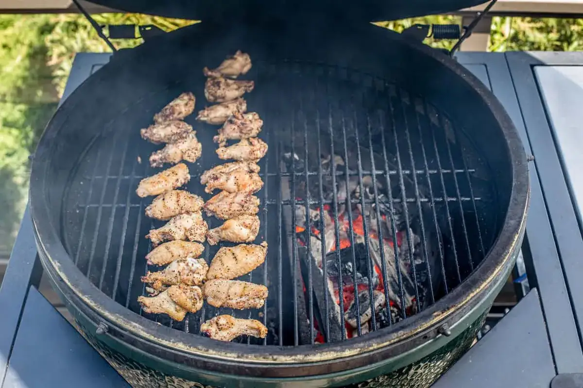 Kycklingvingar p&aring; grillen, perfekt f&ouml;r grilltemp kyckling. Gl&ouml;dande kol ger en h&auml;rlig r&ouml;ksmak.
