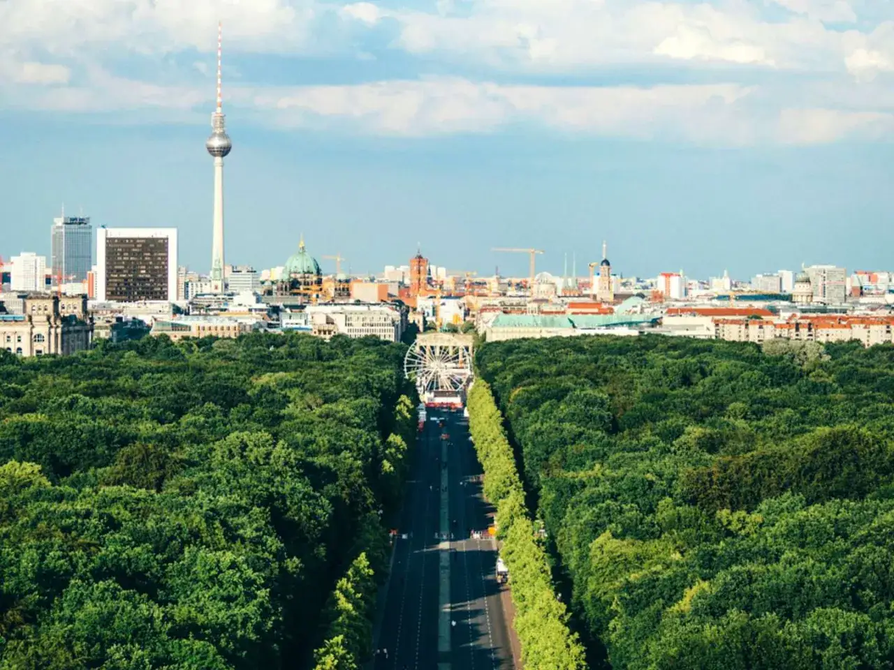 Blick auf Berlin: Fernsehturm, Dom und das Grüne – ein Muss, wenn man Berlin sehen will.