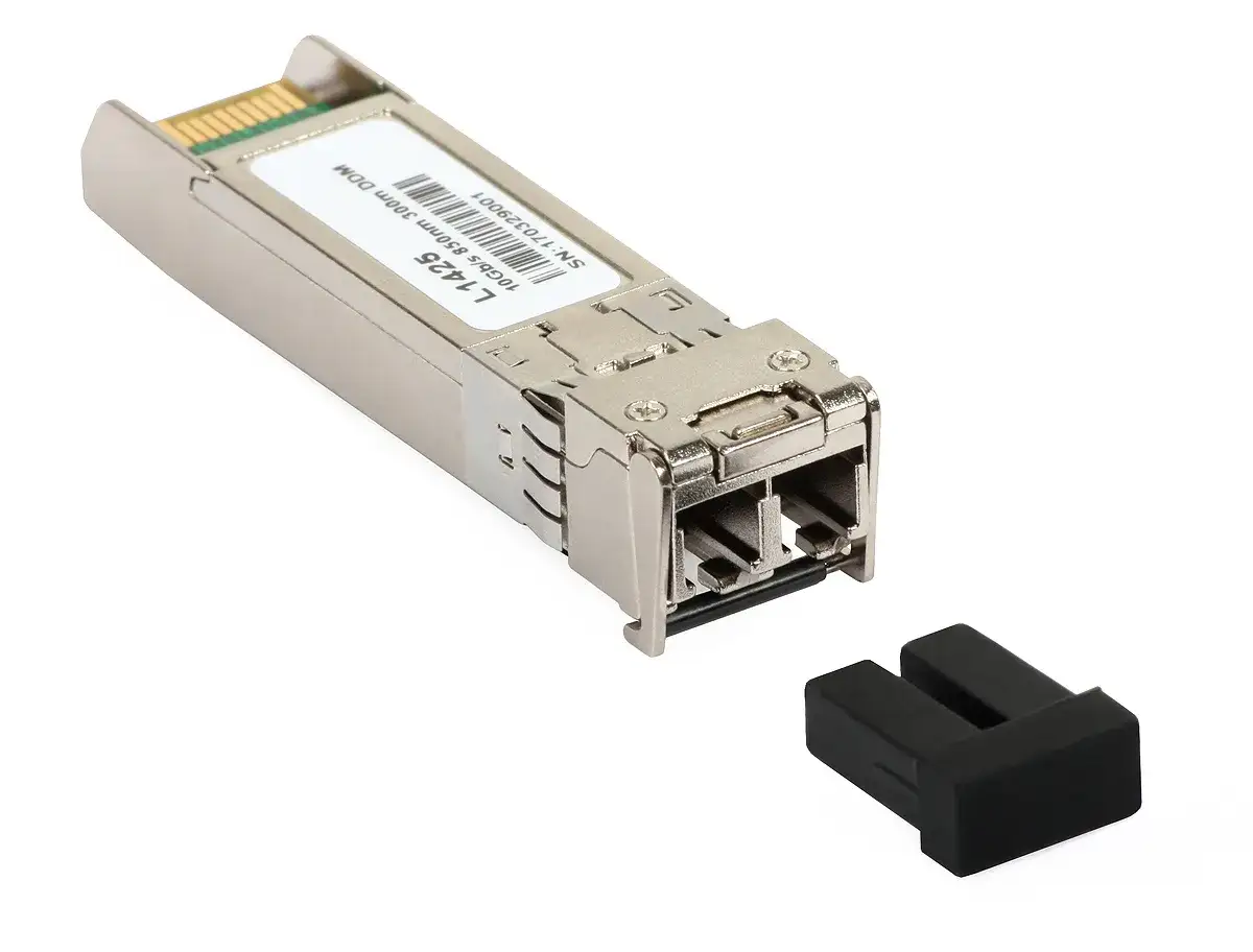 Moduł SFP+ 10Gbps, gotowy do podłączenia. Różnica między SFP a SFP+ to prędkość.