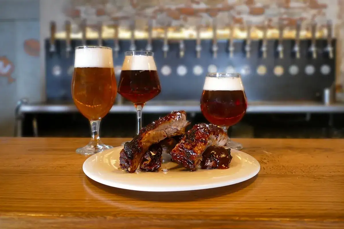 Costine succulente e tre birre artigianali, perfette per una grigliata con amici.