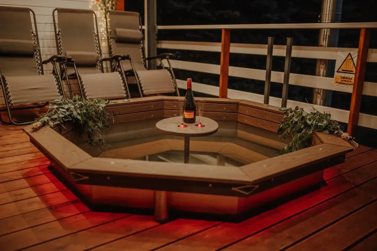 Idealny pomysł na wiecz&oacute;r panieński wyjazdowy: jacuzzi z butelką prosecco i kieliszkami, otoczone zielenią. Relaks gwarantowany!