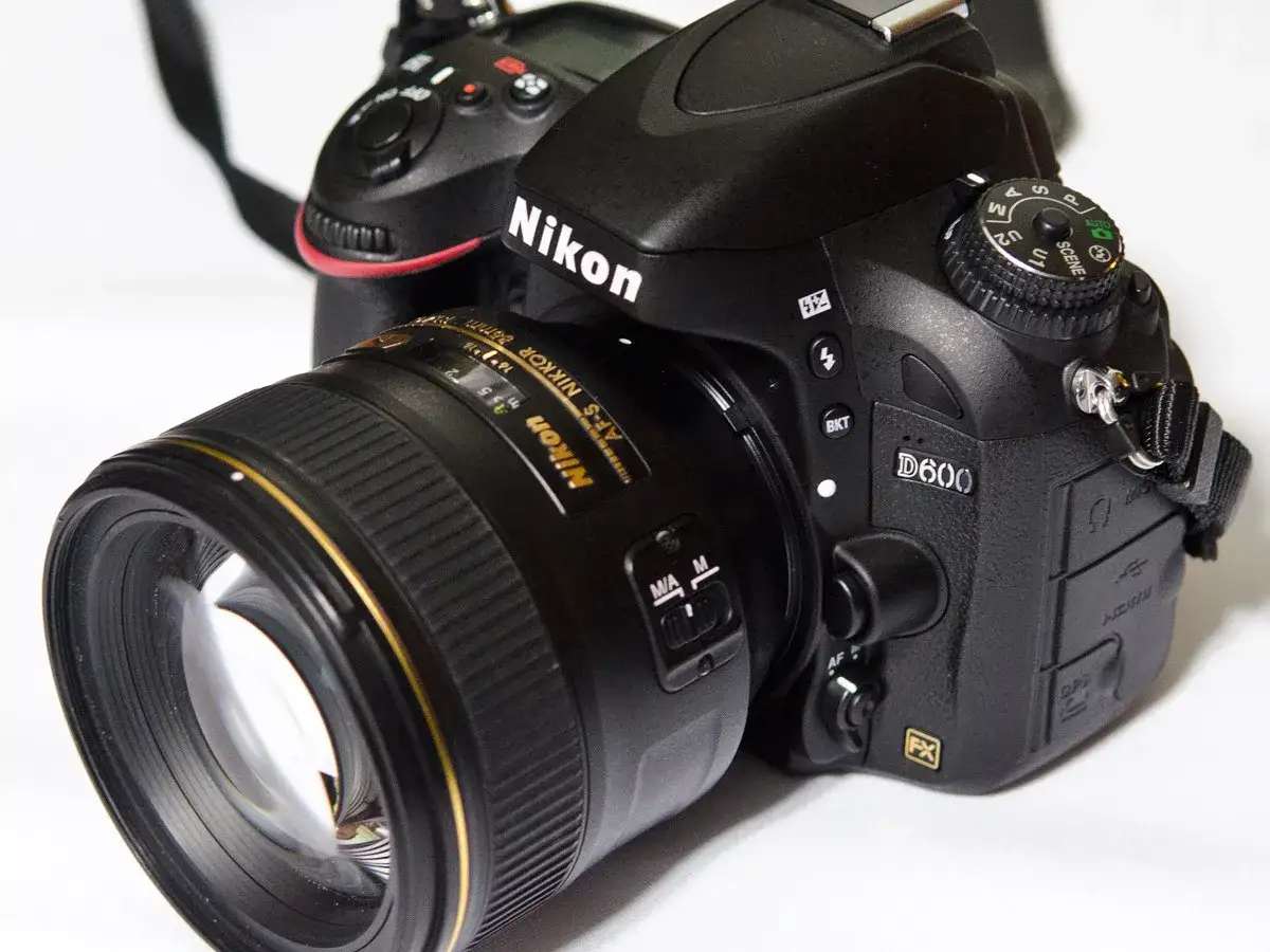 Czarne body aparatu Nikon D600 z obiektywem Nikkor.