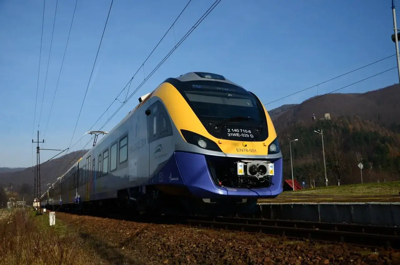 Nowoczesny pociąg EN78-001 na trasie Kraków - Krynica-Zdrój. Sprawdź rozkład jazdy i wyrusz w podróż!