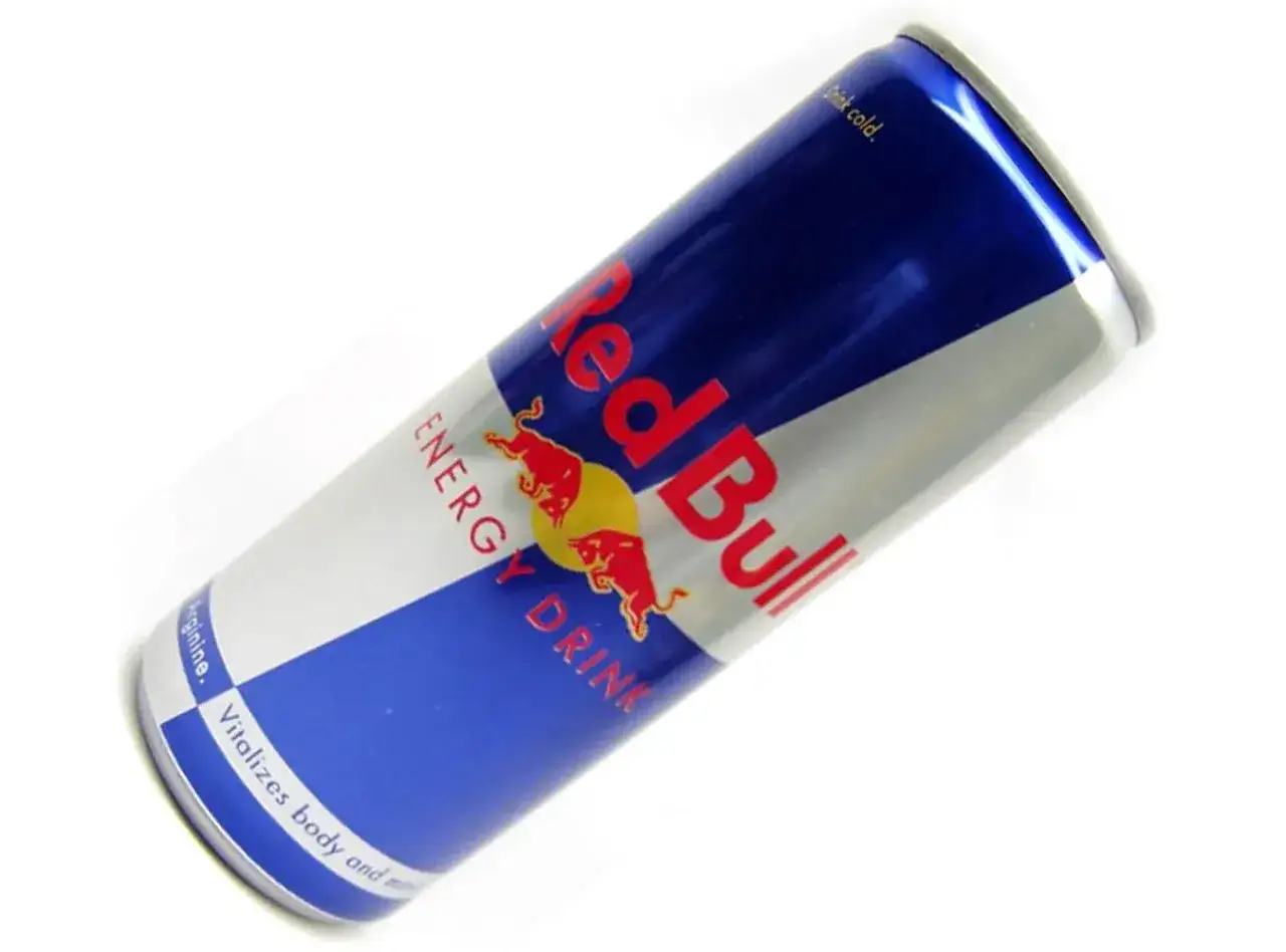 Puszka Red Bulla, idealna do drinków z wódką, gotowa na noc pełną energii.