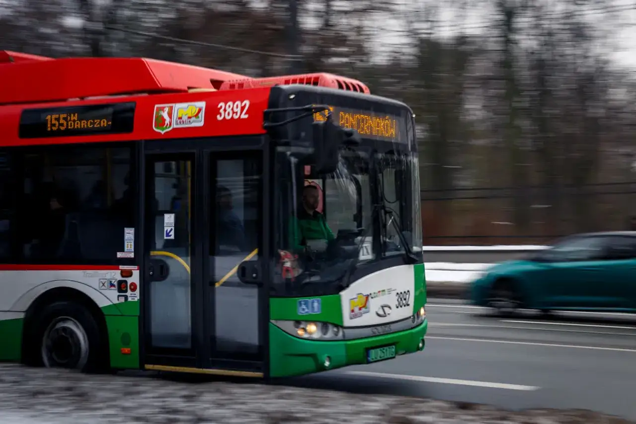 Autobus MPK Lublin z numerem 3892 jedzie ulicą. Sprawdź aktualny mpk lublin bilety cennik przed podróżą.