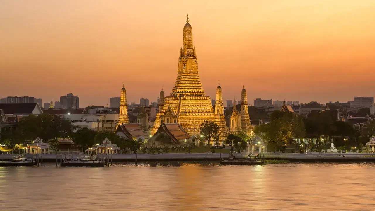 Złota świątynia Wat Arun w Bangkoku o zachodzie słońca. To jedno z miejsc, kt&oacute;re koniecznie trzeba zobaczyć w Bangkoku.