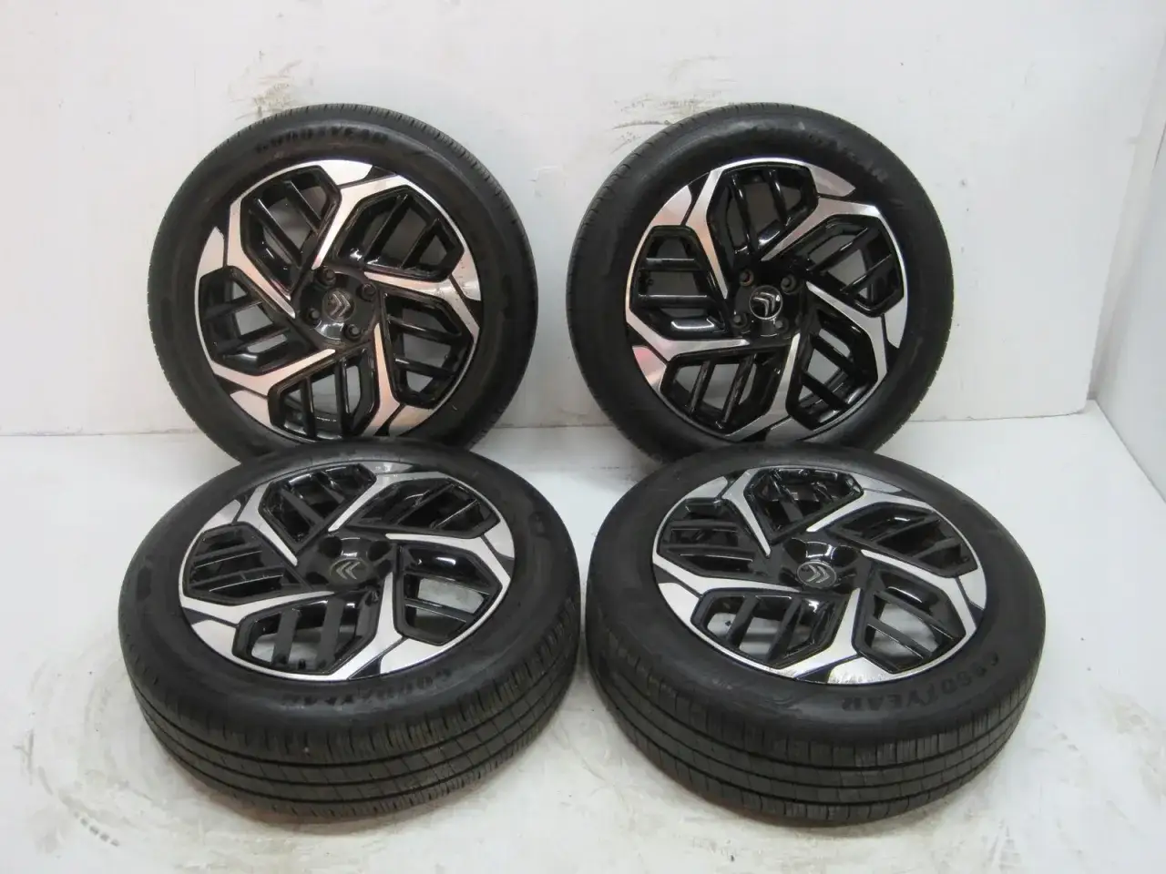 Cztery koła z felgami i oponami Goodyear do Citroena C4. Stylowe felgi z czarno-srebrnym wzorem.