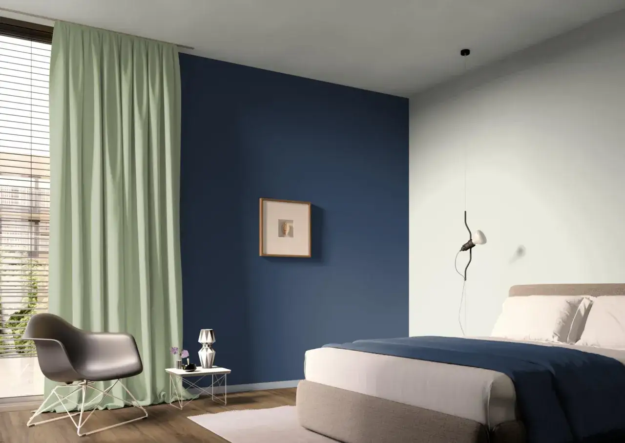 Sypialnia z granatową ścianą, miętową zasłoną i łóżkiem. Inspiracja kolorami roku Pantone.