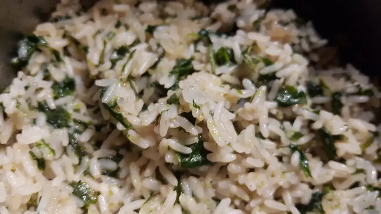 Reis mit grünen Kräutern, perfekt für Giersch Rezepte. Ein einfaches und gesundes Gericht.