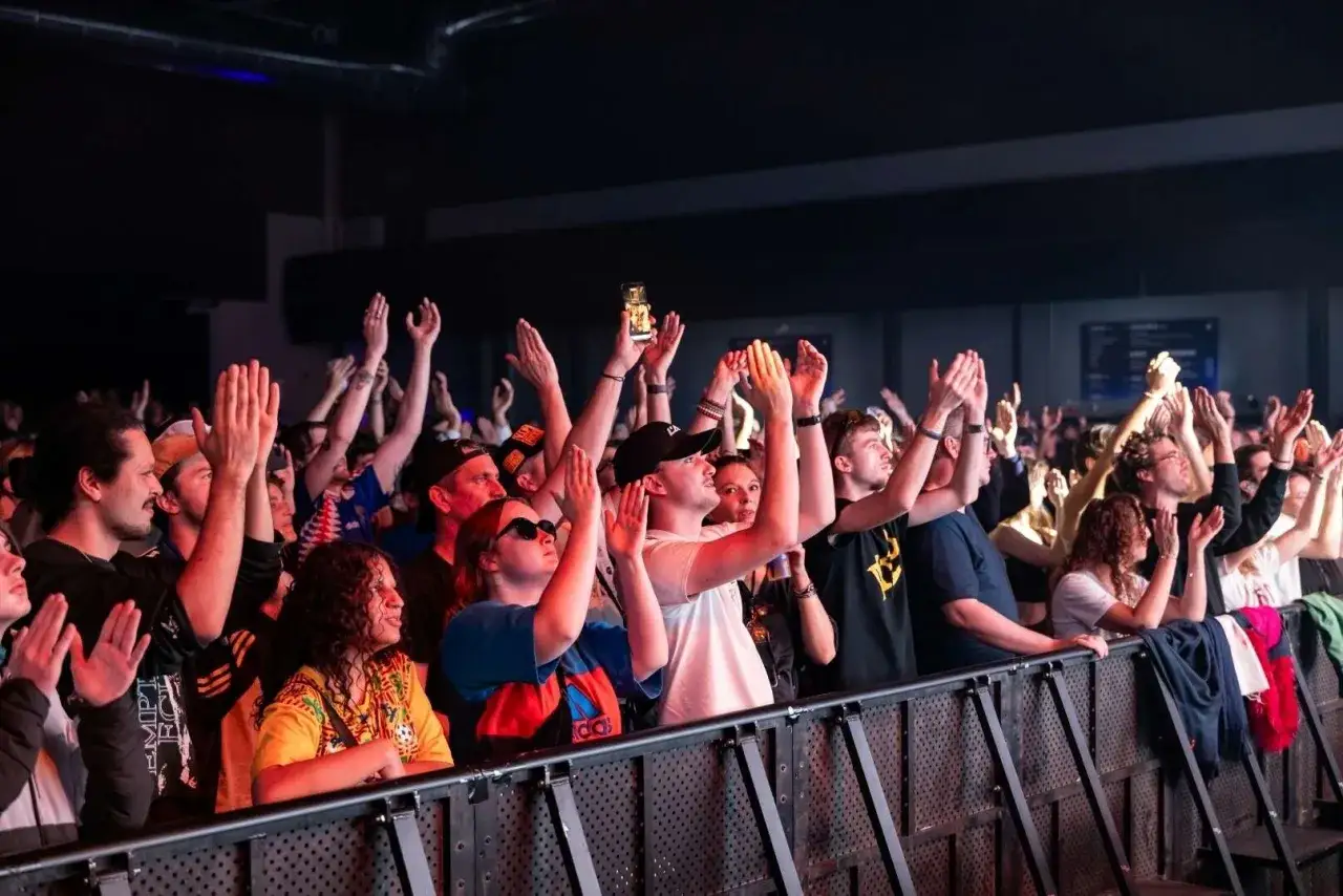 Foule en délire, mains levées, applaudissant un banger, def. L'ambiance est électrique.