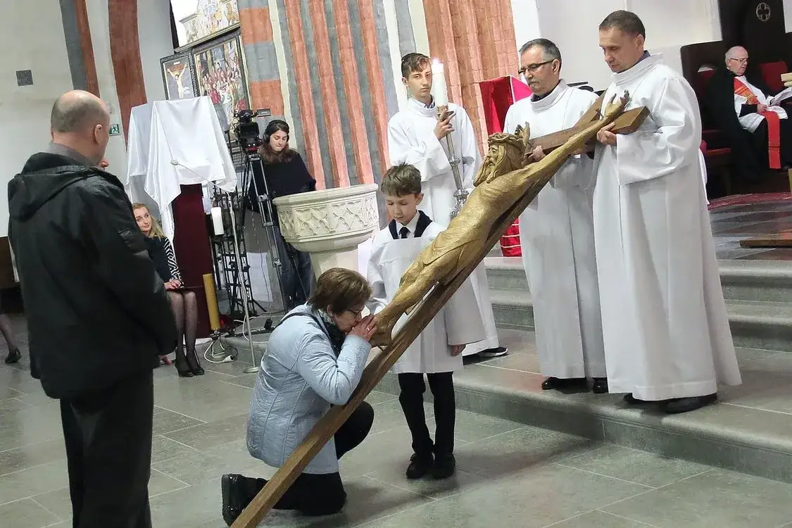 Adoracja Krzyża Wielki Piątek