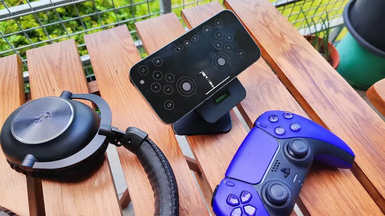 Telefon z wirtualnym kontrolerem, słuchawki i fioletowy pad. Zastanawiasz się, jak pobrać grę ze Steam na telefon? Oto sprzęt do mobilnego gamingu!