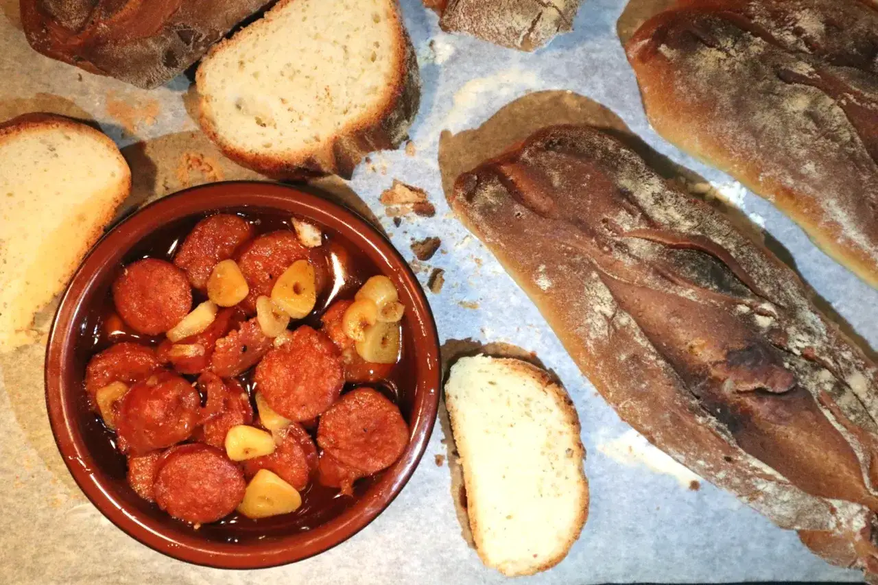 Schüssel mit gebratenem Chorizo und Knoblauch, serviert mit knusprigem Brot. Perfekte Chorizo Tapas für einen gemütlichen Abend.