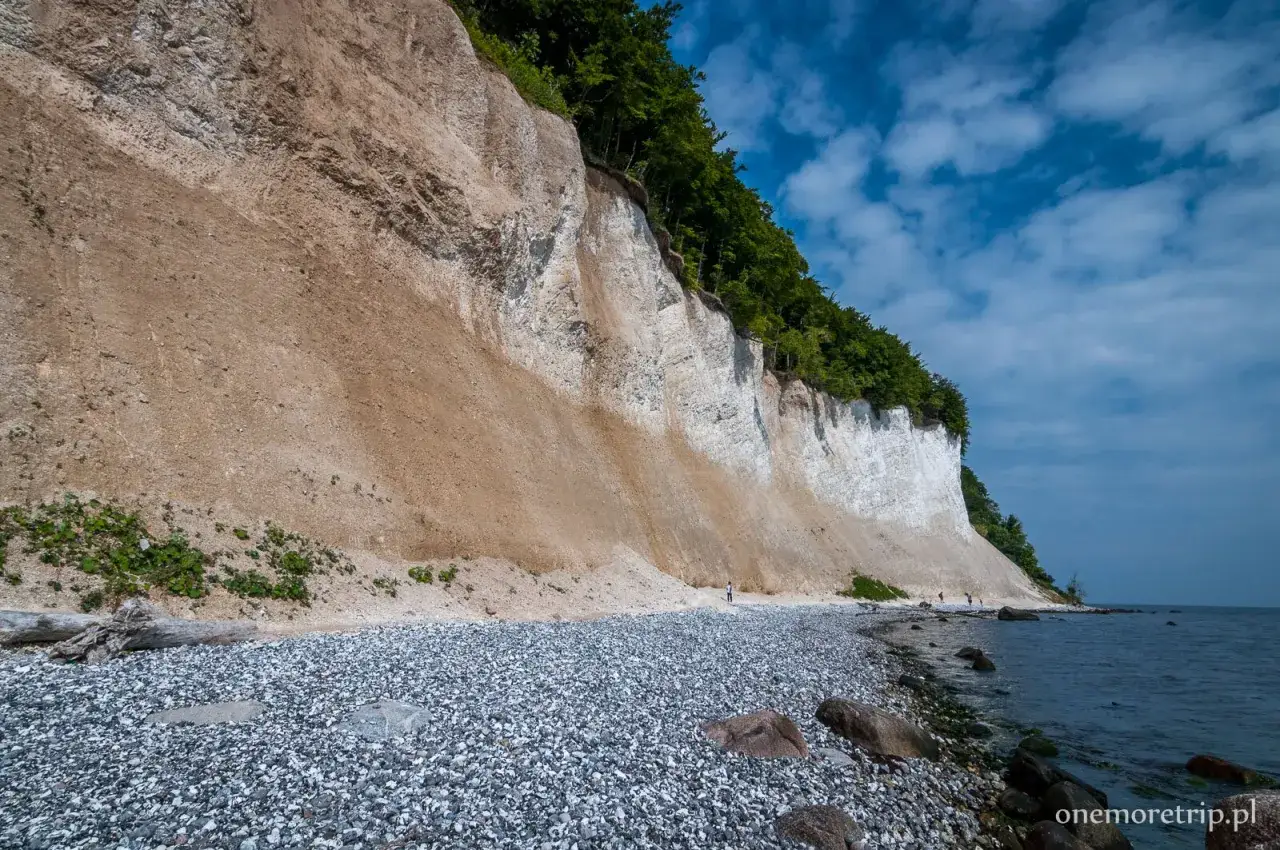 Klify Rugii, kamienista plaża i morze. Jedne z najpiękniejszych atrakcji Rugii, idealne na spacer.
