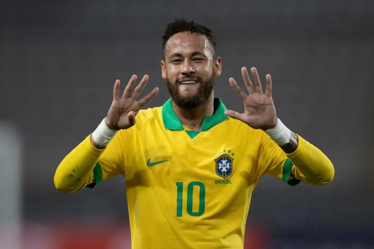 Neymar w żółtej koszulce Brazylii z numerem 10, uśmiechnięty, pokazuje dłonie. To kwintesencja joga bonito!