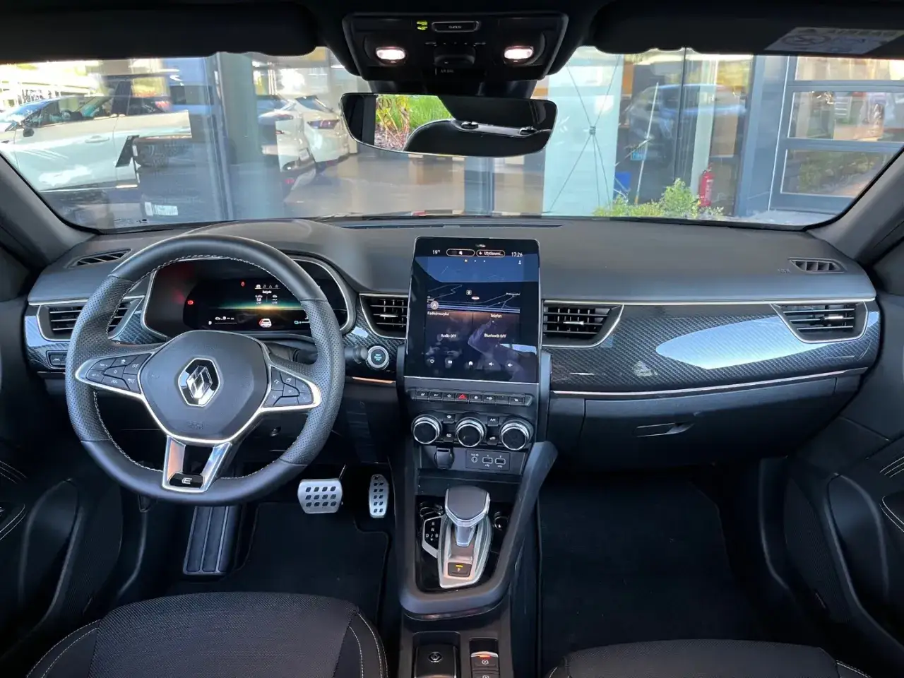 Wnętrze Renault Arkana: nowoczesny kokpit z ekranem dotykowym i cyfrowymi zegarami. Sprawdź renault arkana cena!