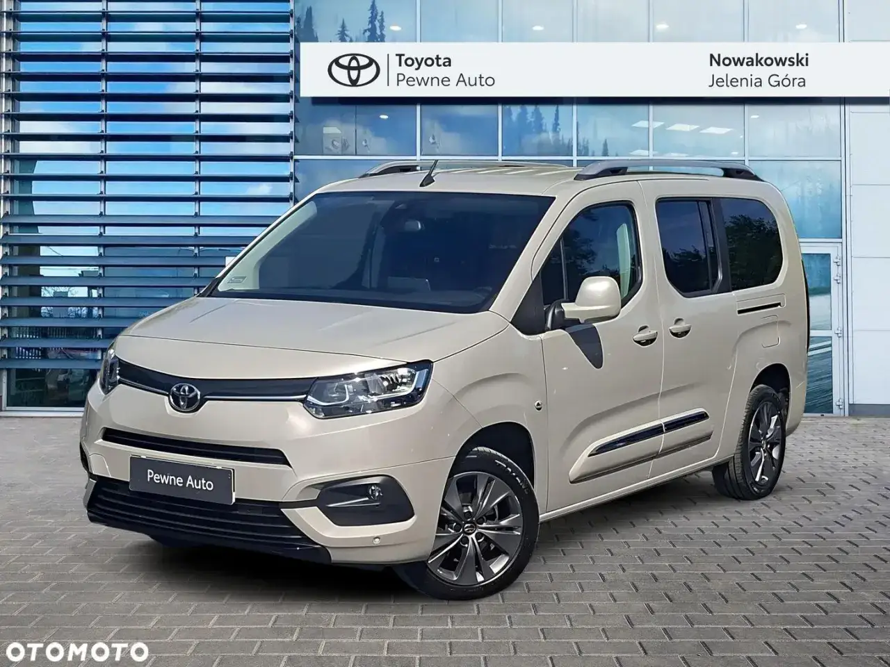 Beżowy Toyota Proace City 1.5 Diesel przed salonem Toyota Nowakowski w Jeleniej Górze.