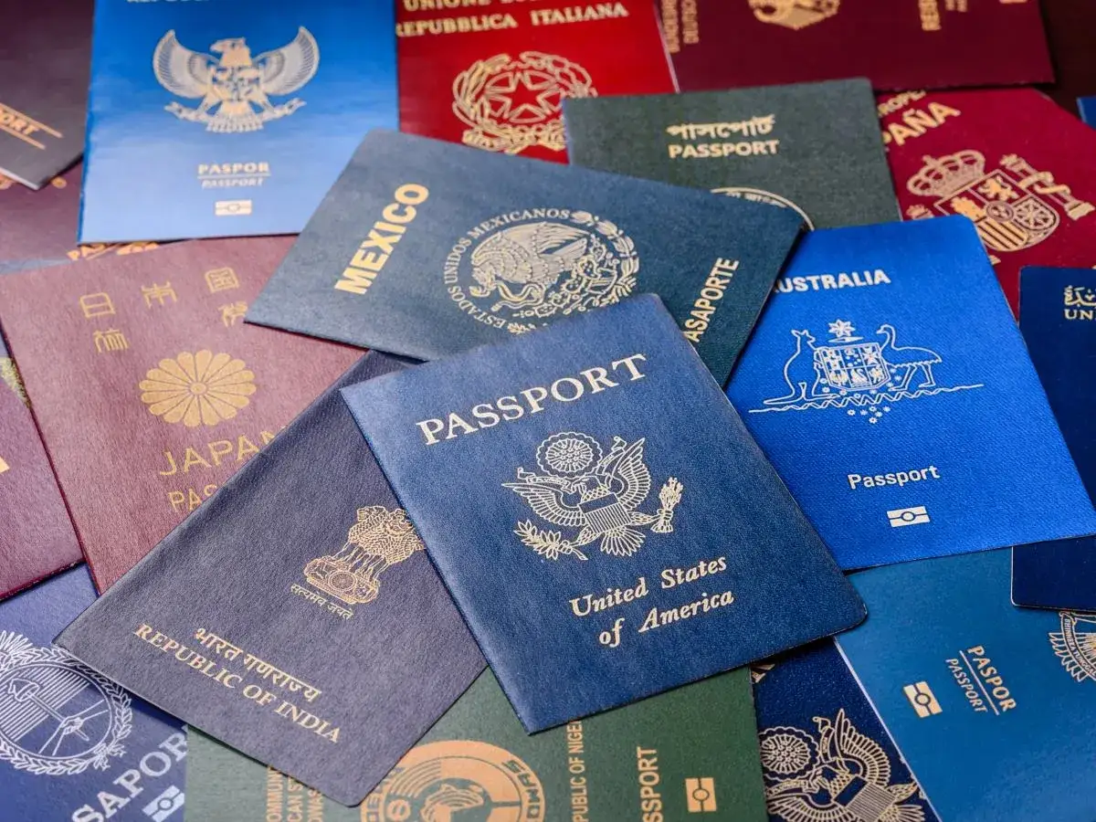 Niebieski paszport Stanów Zjednoczonych leży obok innych paszportów, w tym Australii i Meksyku.