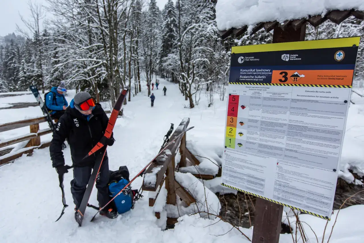 Komunikat lawinowy informuje o zagrożeniu, co jest jedną z przyczyn zamykania szlaków turystycznych w parkach narodowych wiosną.