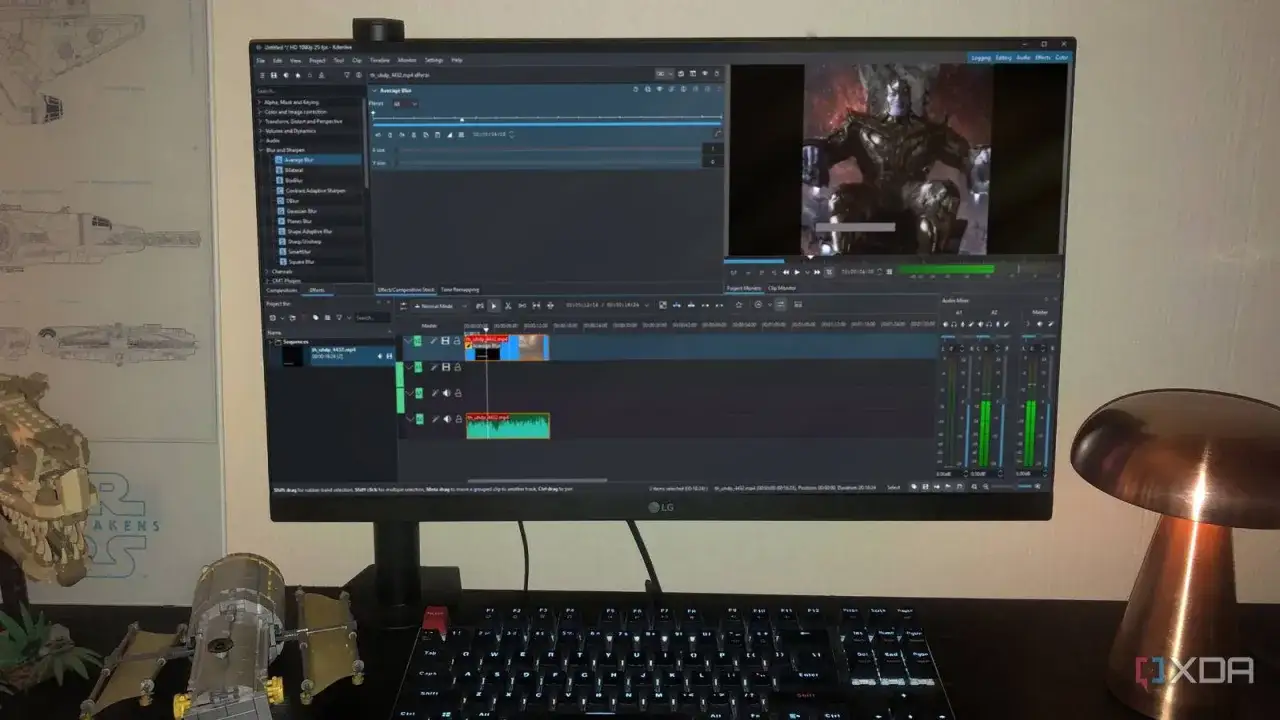 Komputer do obróbki zdjęć z programem Kdenlive, na ekranie widać klatkę z Thanosem i ścieżki wideo.