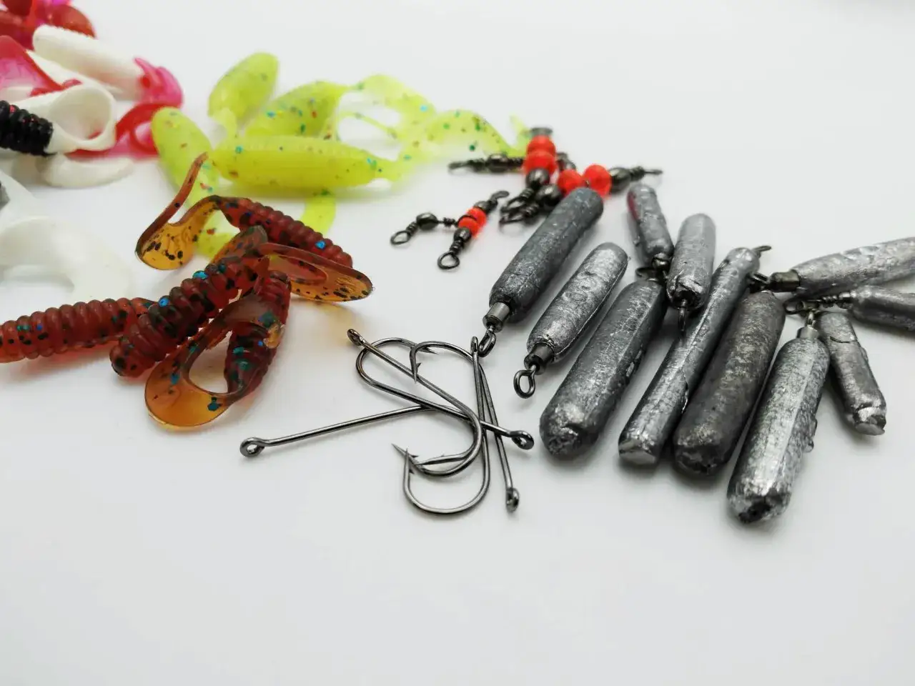 Kolorowe gumowe przynęty, haczyki i obciążenia do łowienia ryb. Zestaw na boczny trok.