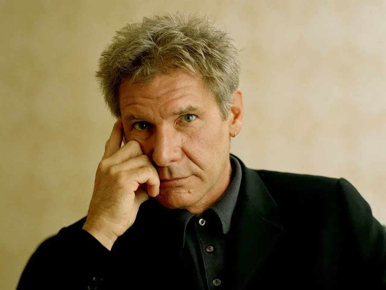 Harrison Ford wiek: zmarszczki na czole i siwe włosy świadczą o jego doświadczeniu.