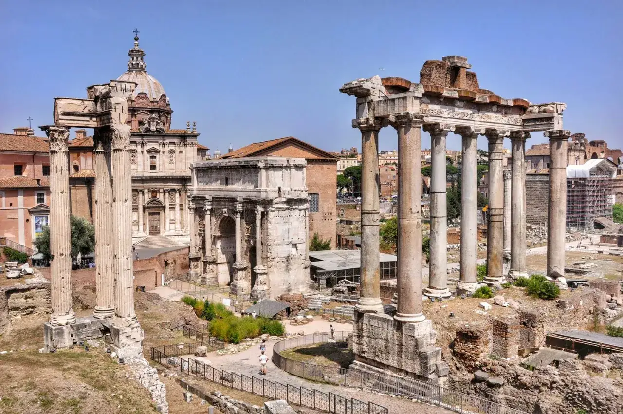 Starożytne ruiny Forum Romanum, w tym łuk i kolumny, to jedne z głównych atrakcji w Rzymie.