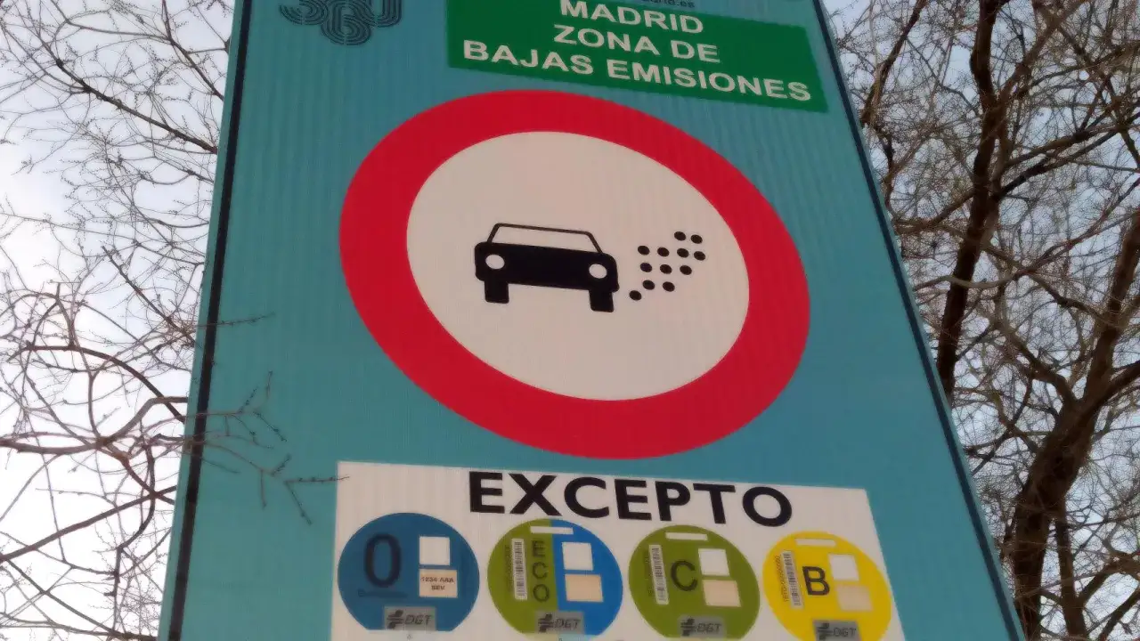 Se&ntilde;al de tr&aacute;fico en Madrid indicando 