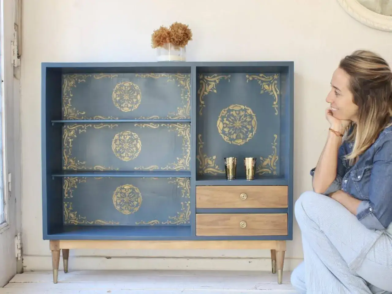 Mueble azul renovado con pintura a la tiza y detalles dorados. Un antes y despu&eacute;s que inspira.