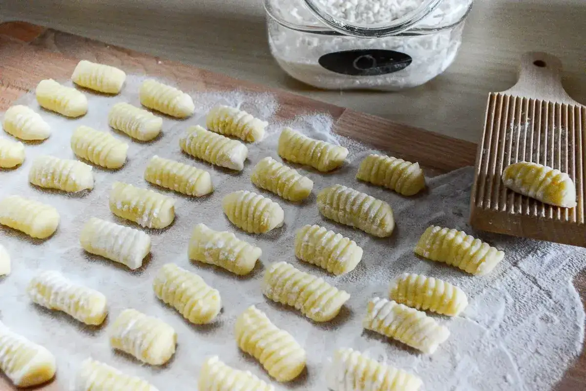 Gnocchi di patate ricetta della nonna pronti per essere cotti. Un classico intramontabile, preparato con amore e la giusta dose di farina.