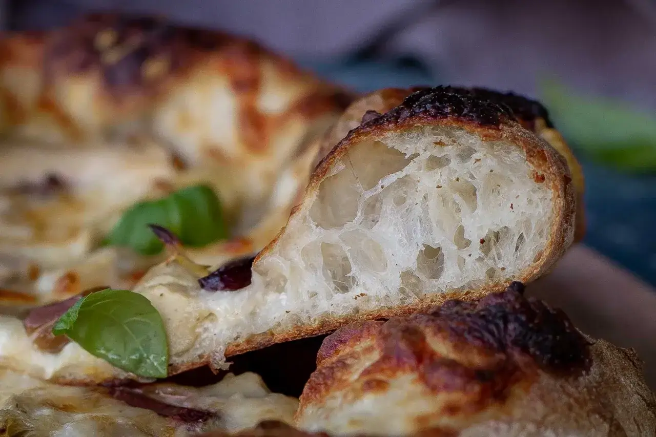 Un morceau de pizza avec une cro&ucirc;te a&eacute;r&eacute;e et dor&eacute;e. Un avis sur une machine &agrave; pain qui ferait ce r&eacute;sultat ?