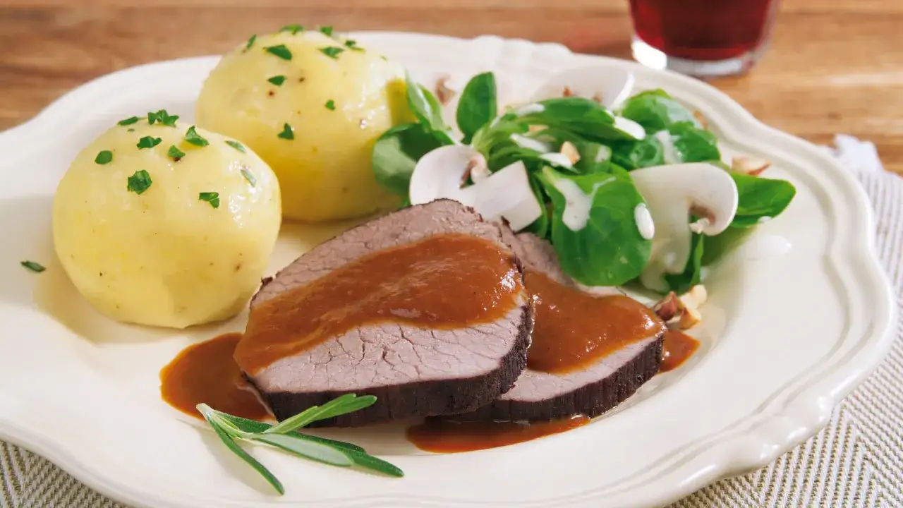 Zartes Rinderbraten-Rezept mit Klößen, Pilzen und Salat. Ein Klassiker, der immer schmeckt.