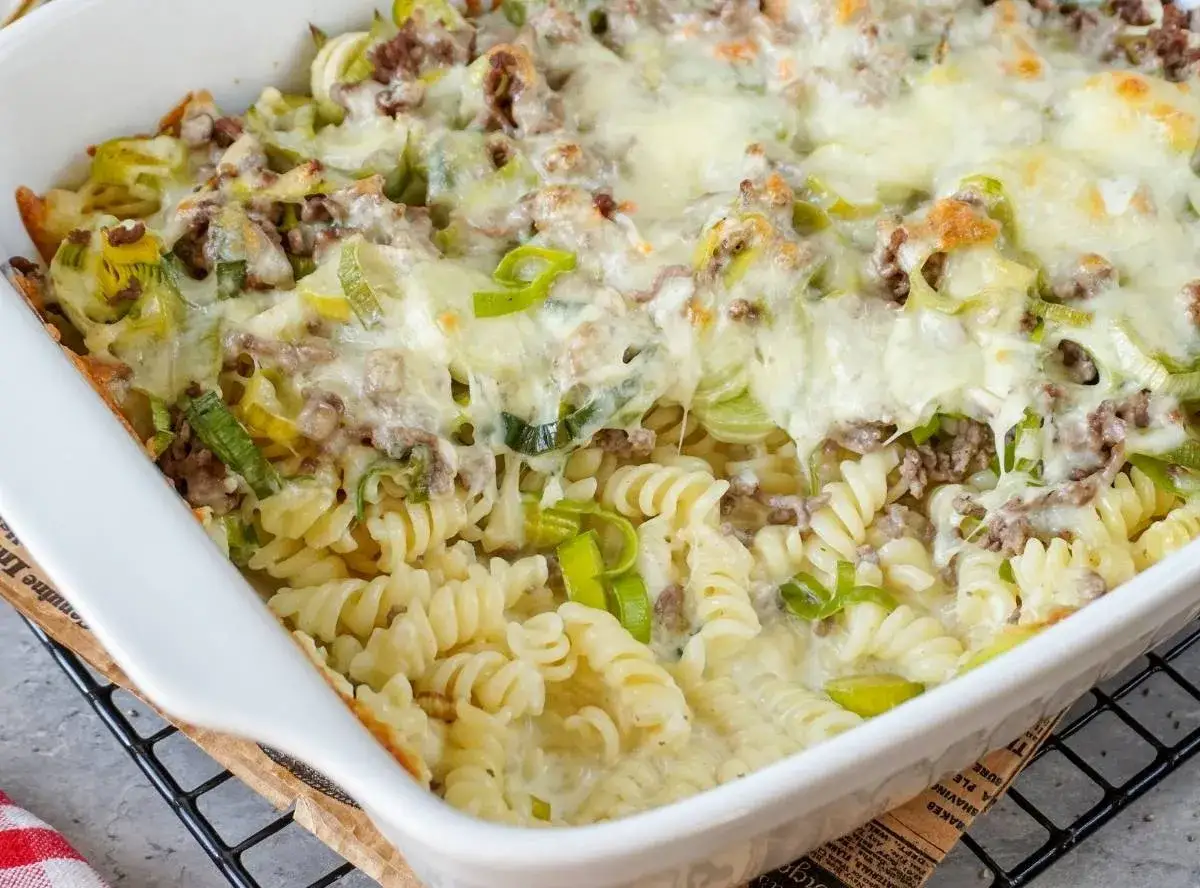 Herzhaftes Bolognese Gratin mit Spiralnudeln, Lauch und geschmolzenem Käse. Ein köstliches Gericht für die ganze Familie.